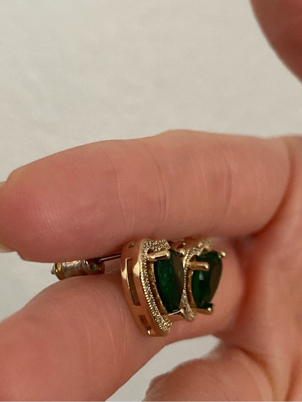 New Vanessa Mooney THE MINI HEART EARRINGS EMERALD - Picture 4 of 7